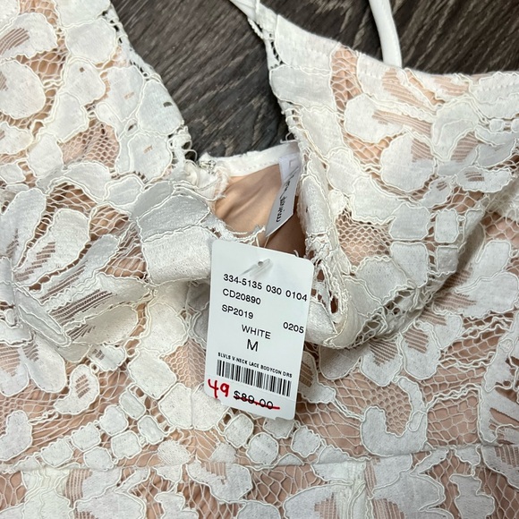 White lace fitted bridal dress - Picture 2 of 3